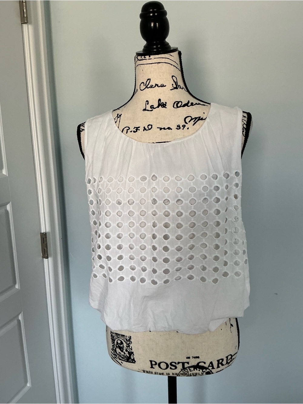 Women’s White Eyelet Sleeveless Bubble Sleeveless Top
